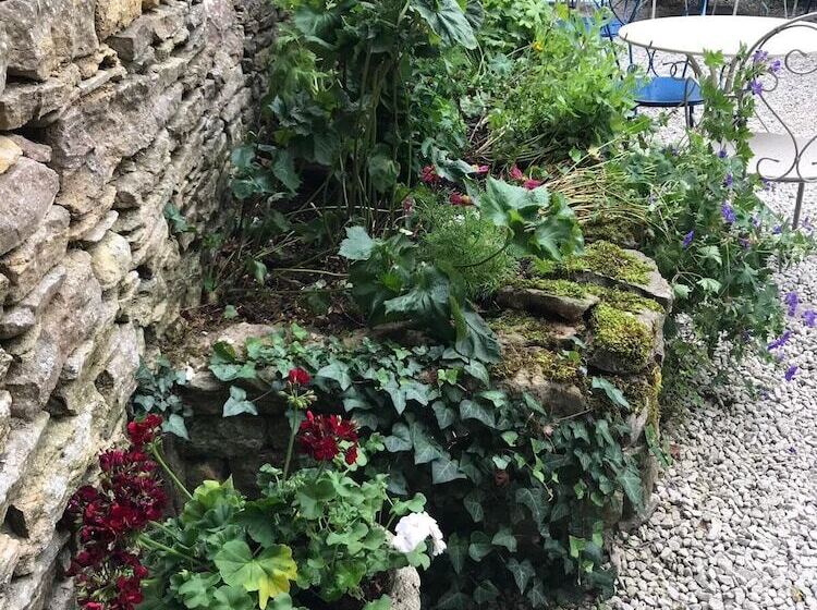 مبيت وإفطار Lucy S Tearoom