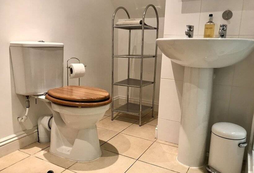 مبيت وإفطار Lucy S Tearoom