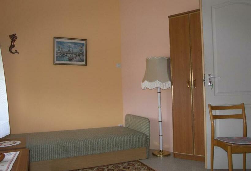 بنسيون Csilla Nyaraló