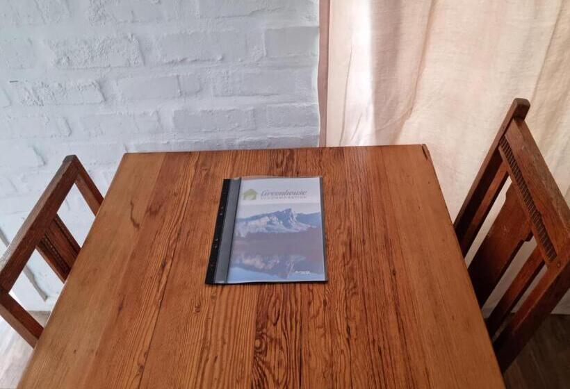 بنسيون Greenhouse Accommodation