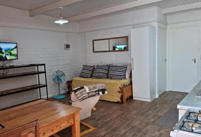 بنسيون Greenhouse Accommodation