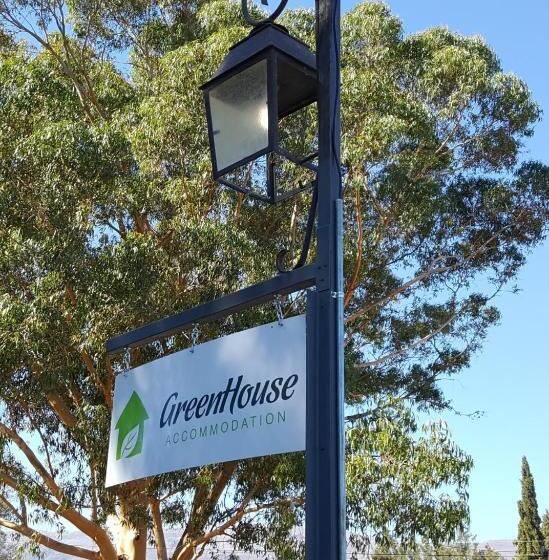 بنسيون Greenhouse Accommodation