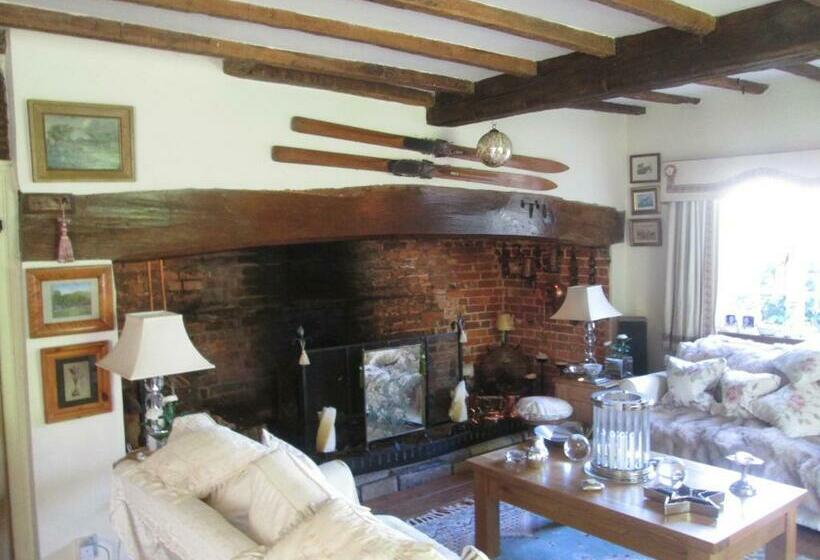 مبيت وإفطار Clayton Wickham Farmhouse