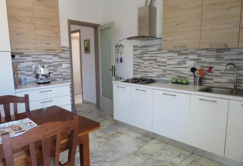 ベッドアンドブレックファースト La Mimosa Chic