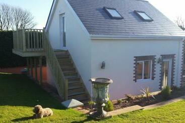 تختخواب و صبحانه Little Orchard House