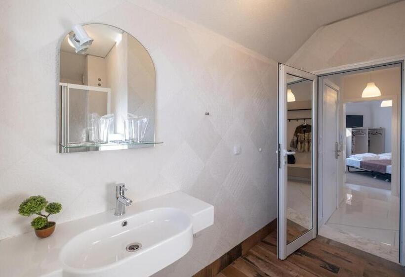 Blue Label Apart House