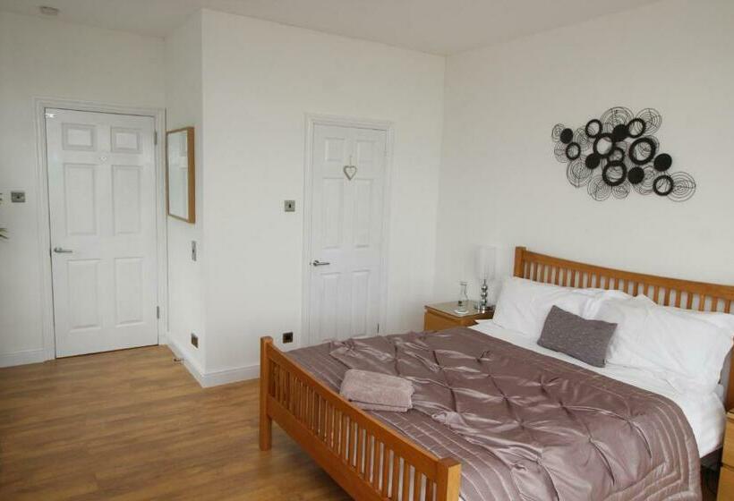 ペンション The Waters Edge