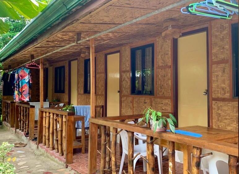 הוסטל Domos Native Guest House