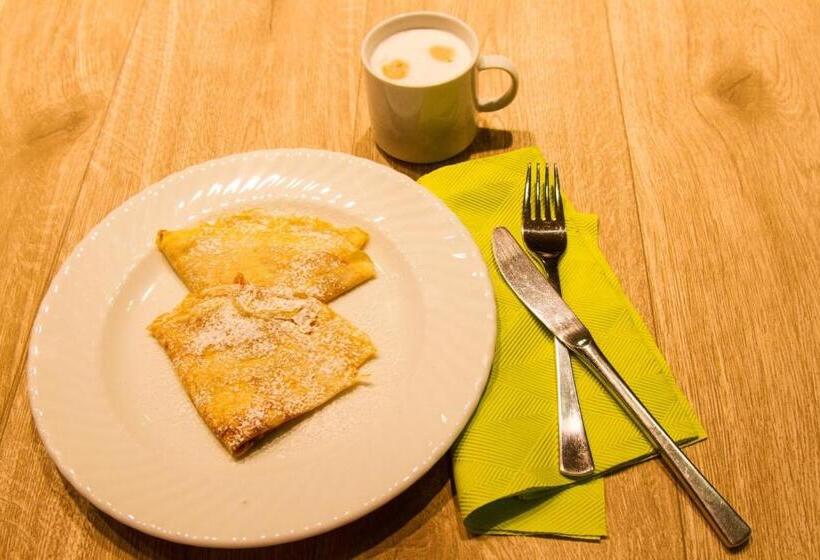 הוסטל Domos Native Guest House