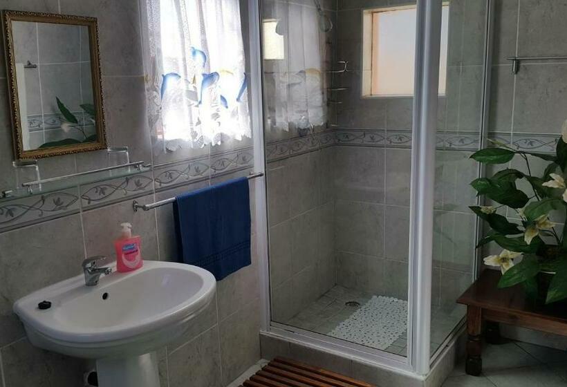 بنسيون Westcoast Central Budget Accommodation