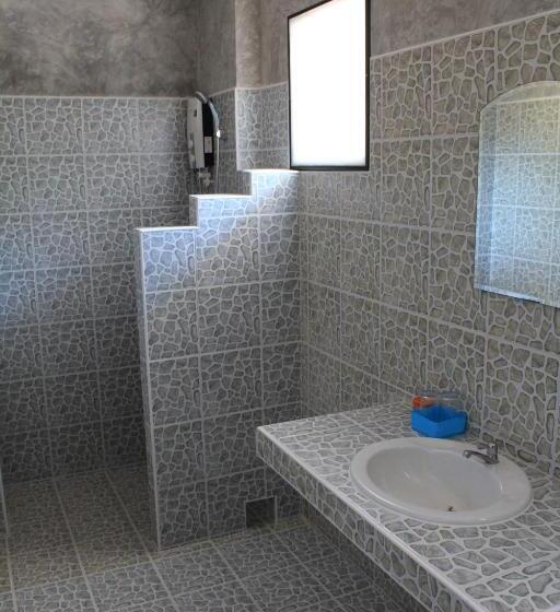 Общежитие Nananuira Apartment And Room