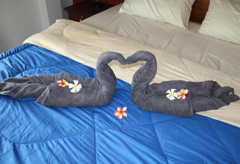 Общежитие Nananuira Apartment And Room