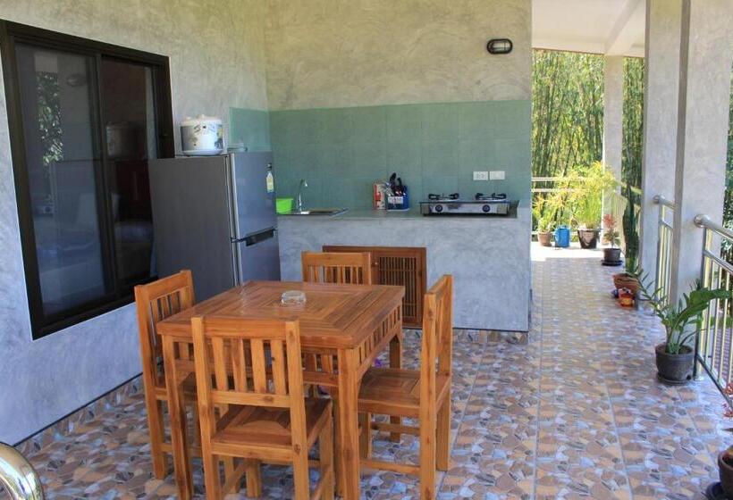 Общежитие Nananuira Apartment And Room