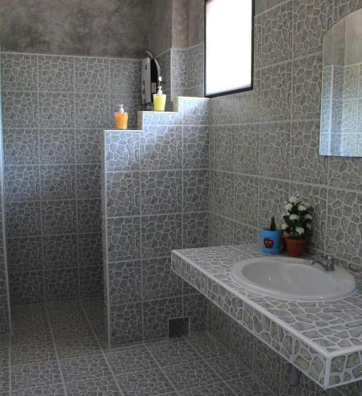 Общежитие Nananuira Apartment And Room