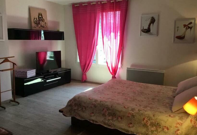 مبيت وإفطار Le Mas Des Platanes