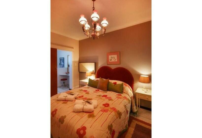 פנסיון Graceland Self Catering Cottages