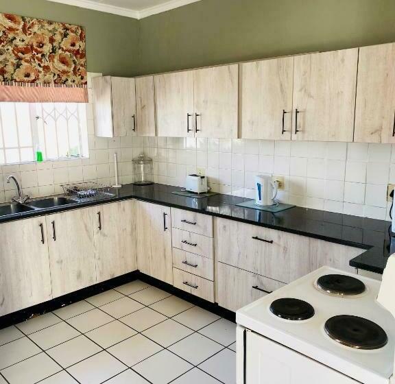 פנסיון Graceland Self Catering Cottages