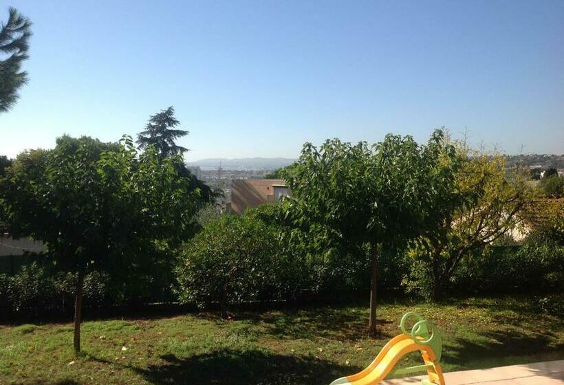 פנסיון La Nectarine