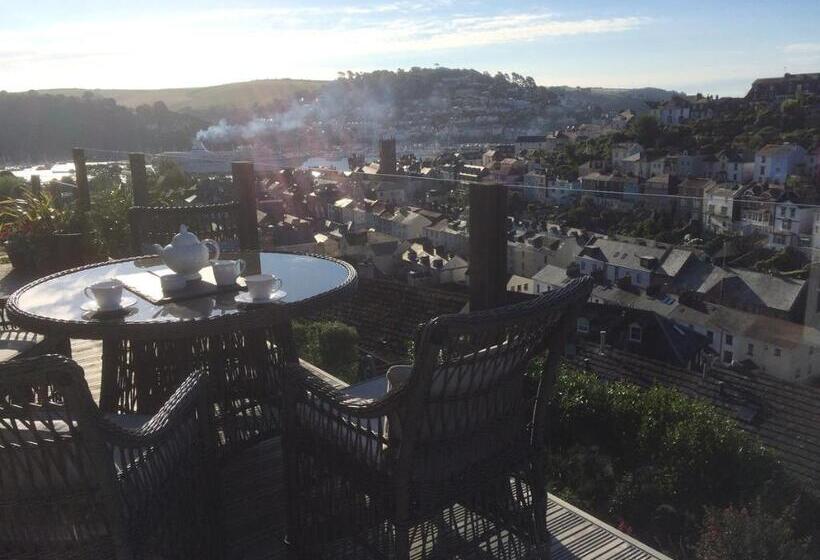 تختخواب و صبحانه Compass Rose