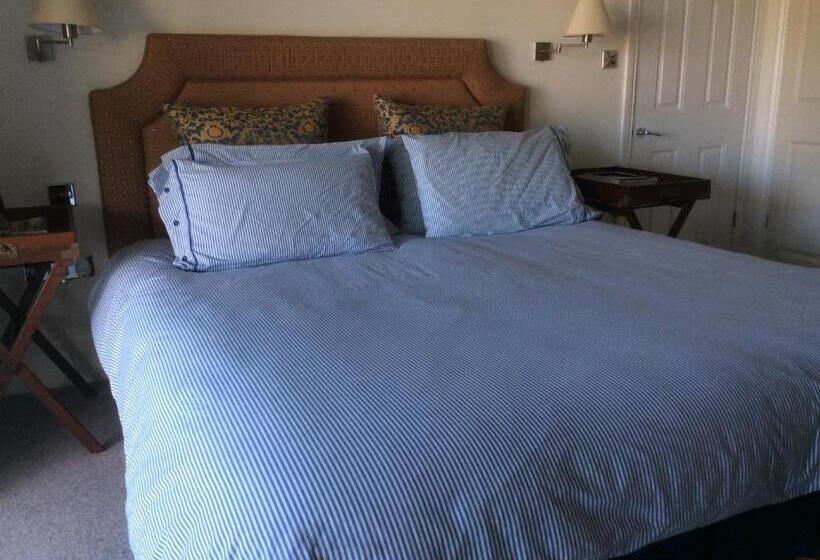 تختخواب و صبحانه Compass Rose