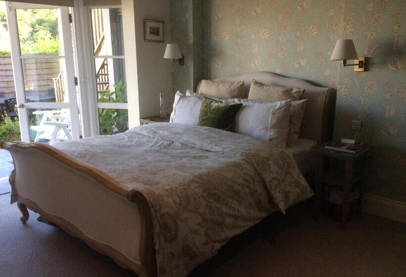 تختخواب و صبحانه Compass Rose