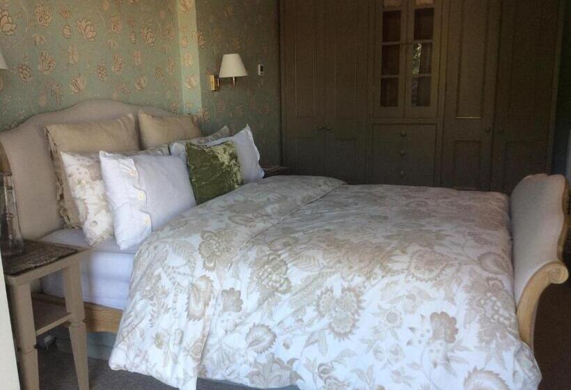 تختخواب و صبحانه Compass Rose