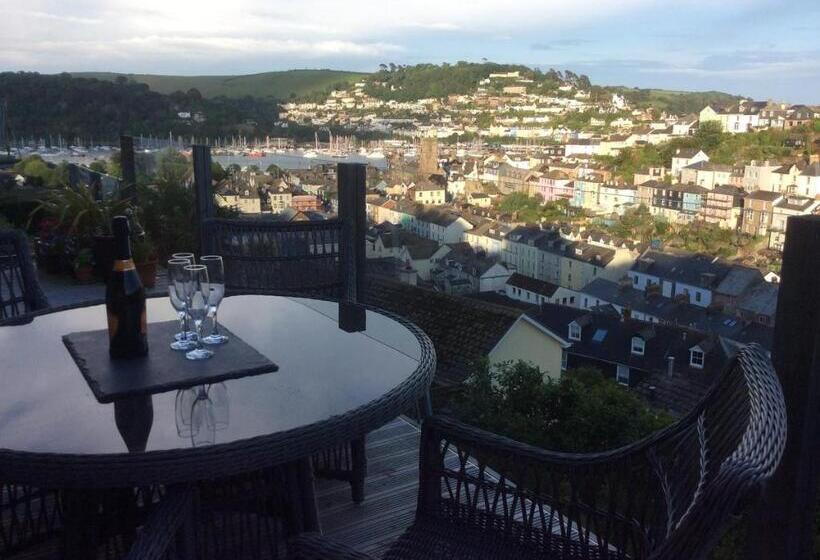 تختخواب و صبحانه Compass Rose