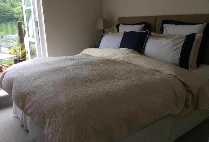 تختخواب و صبحانه Compass Rose