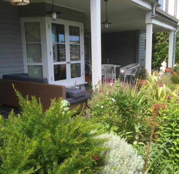 تختخواب و صبحانه Compass Rose