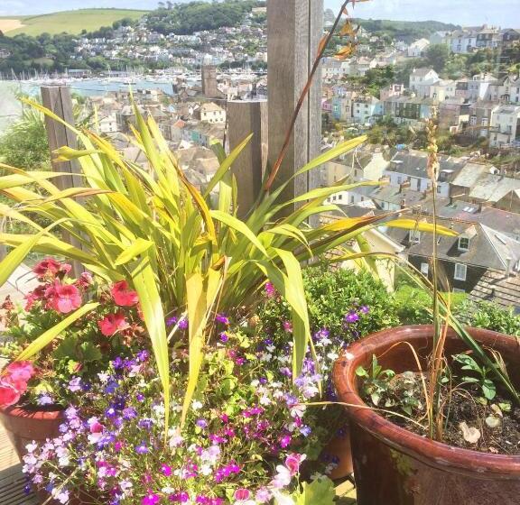 تختخواب و صبحانه Compass Rose