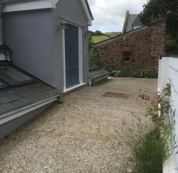 تختخواب و صبحانه Compass Rose