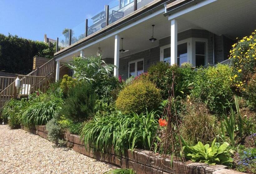 تختخواب و صبحانه Compass Rose