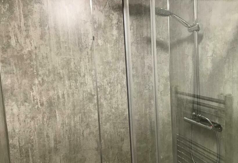 مبيت وإفطار Lathamor