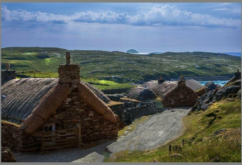 مبيت وإفطار Lathamor