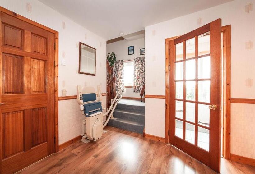 مبيت وإفطار Lathamor