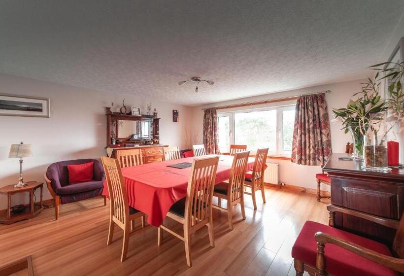 مبيت وإفطار Lathamor