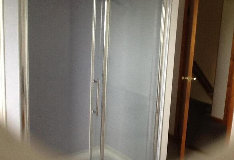 مبيت وإفطار Lathamor