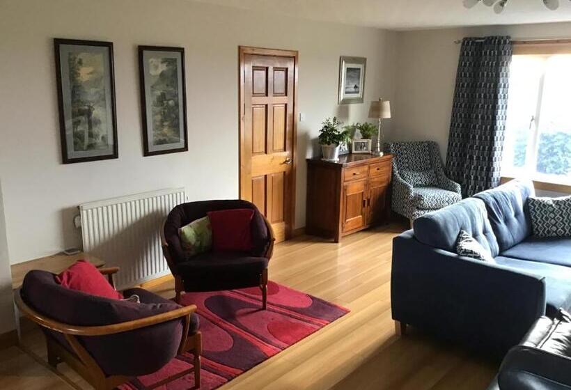 مبيت وإفطار Lathamor