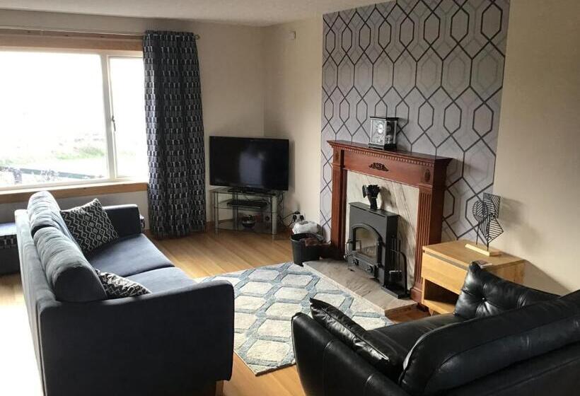 مبيت وإفطار Lathamor