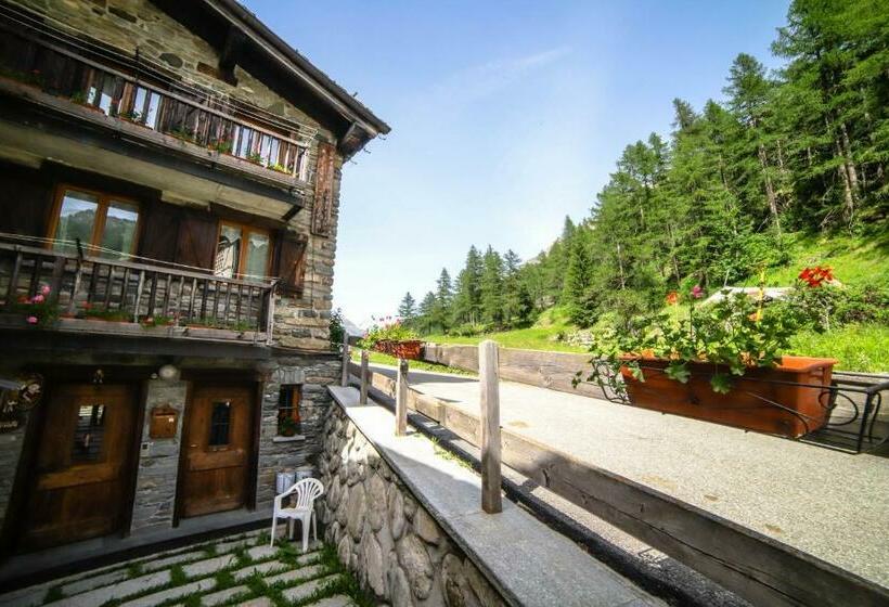 مبيت وإفطار Antica Casa Di Montagna Maison Bovard