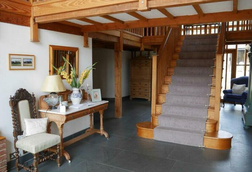 مبيت وإفطار North Downs Barn