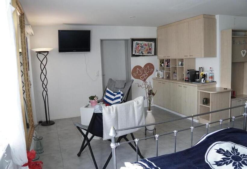 بنسيون Happiness