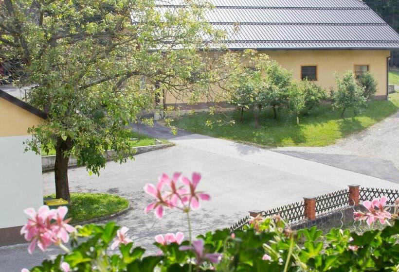 هتل Tourist Farm Mraz