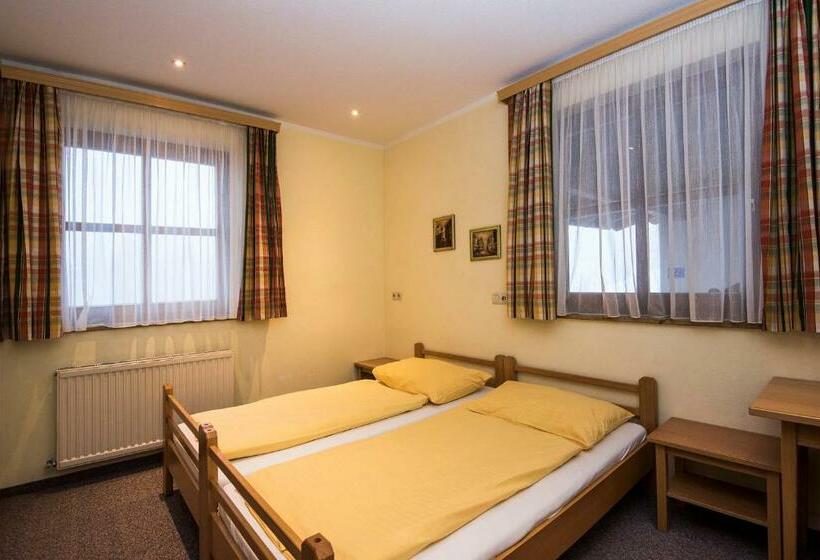 הוסטל Jugendhotel Gruber