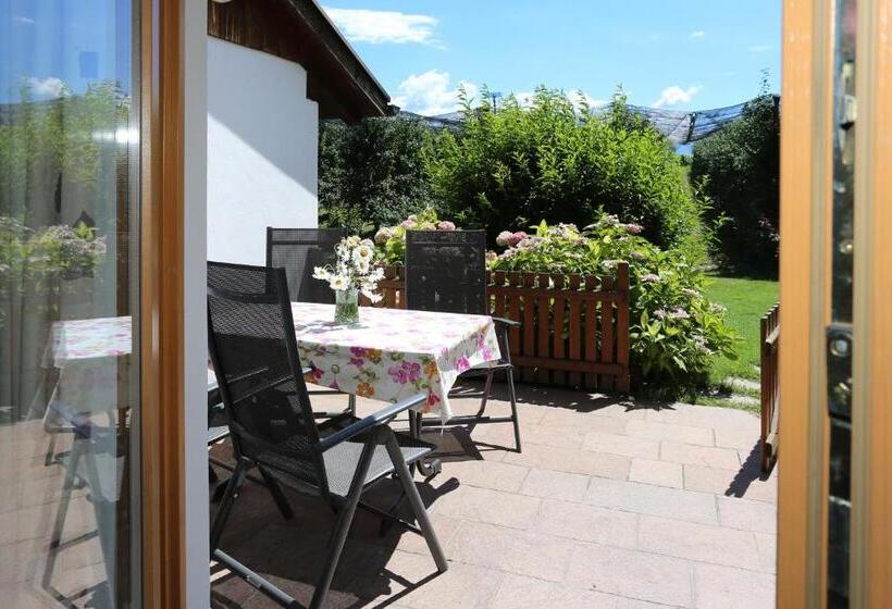 تختخواب و صبحانه Appartements Weisshauserhof