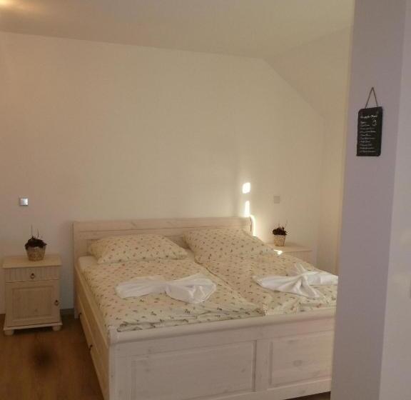 펜션 Café Im Hof  Bed & Breakfast