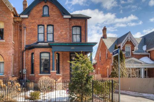 Пансион Downtown Luxury Victorian Retreat