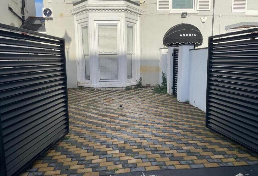 Отель Ashbys Accommodation & Spa Hire