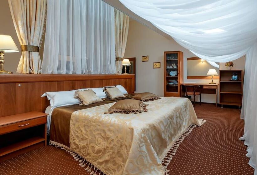 هتل Cronwell Nika Center