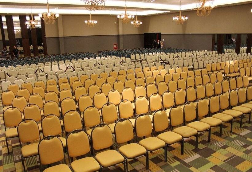 Отель Esplendor By Wyndham Mendoza